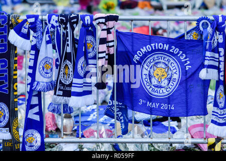 Leicester, Royaume-Uni. Le 2 novembre 2018 : Tributs floraux, maillots de football de clubs accueil et à l'étranger avec un message personnel pour les victimes de l'accident d'hélicoptère samedi au stade de football King Power continuent de croître et entoure maintenant la plupart de la voiture fin de la terre. Crédit : Ian Francis/Alamy Live News Banque D'Images