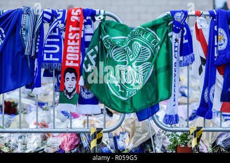 Leicester, Royaume-Uni. Le 2 novembre 2018 : Tributs floraux, maillots de football de clubs accueil et à l'étranger avec un message personnel pour les victimes de l'accident d'hélicoptère samedi au stade de football King Power continuent de croître et entoure maintenant la plupart de la voiture fin de la terre. Crédit : Ian Francis/Alamy Live News Banque D'Images