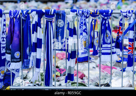 Leicester, Royaume-Uni. Le 2 novembre 2018 : Tributs floraux, maillots de football de clubs accueil et à l'étranger avec un message personnel pour les victimes de l'accident d'hélicoptère samedi au stade de football King Power continuent de croître et entoure maintenant la plupart de la voiture fin de la terre. Crédit : Ian Francis/Alamy Live News Banque D'Images