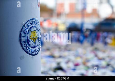 Leicester, Royaume-Uni. Le 2 novembre 2018 : Tributs floraux, maillots de football de clubs accueil et à l'étranger avec un message personnel pour les victimes de l'accident d'hélicoptère samedi au stade de football King Power continuent de croître et entoure maintenant la plupart de la voiture fin de la terre. Crédit : Ian Francis/Alamy Live News Banque D'Images