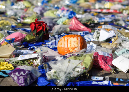 Leicester, Royaume-Uni. Le 2 novembre 2018 : Tributs floraux, maillots de football de clubs accueil et à l'étranger avec un message personnel pour les victimes de l'accident d'hélicoptère samedi au stade de football King Power continuent de croître et entoure maintenant la plupart de la voiture fin de la terre. Crédit : Ian Francis/Alamy Live News Banque D'Images