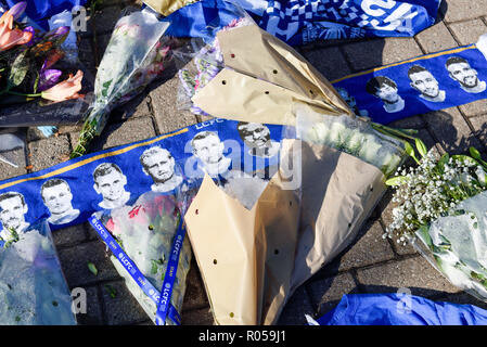 Leicester, Royaume-Uni. Le 2 novembre 2018 : Tributs floraux, maillots de football de clubs accueil et à l'étranger avec un message personnel pour les victimes de l'accident d'hélicoptère samedi au stade de football King Power continuent de croître et entoure maintenant la plupart de la voiture fin de la terre. Crédit : Ian Francis/Alamy Live News Banque D'Images