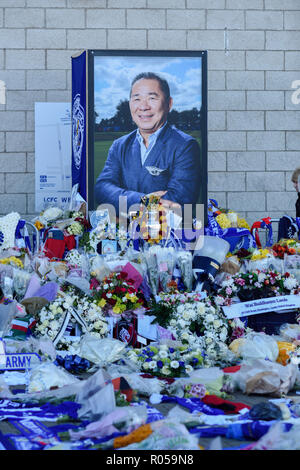 Leicester, Royaume-Uni. Le 2 novembre 2018 : Tributs floraux, maillots de football de clubs accueil et à l'étranger avec un message personnel pour les victimes de l'accident d'hélicoptère samedi au stade de football King Power continuent de croître et entoure maintenant la plupart de la voiture fin de la terre. Crédit : Ian Francis/Alamy Live News Banque D'Images