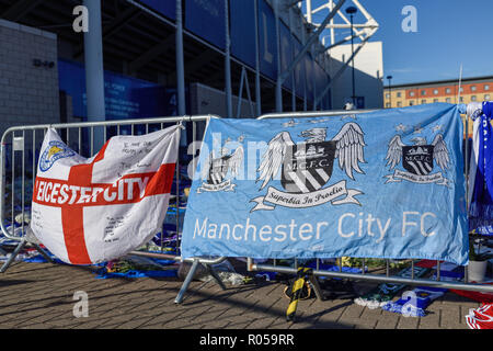 Leicester, Royaume-Uni. Le 2 novembre 2018 : Tributs floraux, maillots de football de clubs accueil et à l'étranger avec un message personnel pour les victimes de l'accident d'hélicoptère samedi au stade de football King Power continuent de croître et entoure maintenant la plupart de la voiture fin de la terre. Crédit : Ian Francis/Alamy Live News Banque D'Images