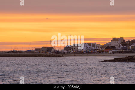 Lyme Regis, dans le Dorset, UK. 2 novembre 2018. Météo France : le coucher du soleil à Lyme Regis à la fin d'une belle journée d'automne. Credit : Celia McMahon/Alamy Live News Banque D'Images