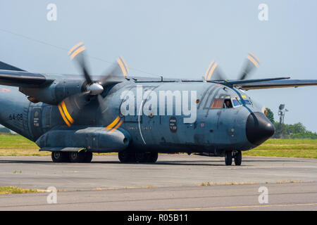 CAMBRAI, France - JUN 26, 2010 : l'Armée de l'air Transall C-160 hélice transport avion roulait sur la voie de circulation de la base aérienne de Cambrai. Banque D'Images