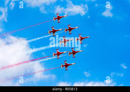 CAMBRAI, France - JUN 26, 2010 : Turkish Stars demoteam F-5 Tiger jet chasse au cours de l'exécution de la formation Cambrai air show. Banque D'Images