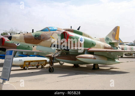 HATZERIM, ISRAËL - Jan 27, 2012 : de l'Air Israélienne A-4 Skyhawk en avion de chasse sur l'affichage dans l'Air Force Museum. Banque D'Images