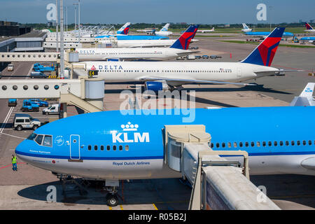 AMSTERDAM, Pays-Bas - 27 juin 2011 : KLM Airlines Boeing avion du passager entre autres aux portes de l'aéroport d'Amsterdam Schiphol. Banque D'Images