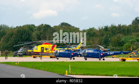 LEEUWARDEN, Pays-Bas - Septembre 17, 2011 : Royal Netherlands Air Force Bell 412, Alouette III et de l'hélicoptère Cougar line-up sur la base aérienne de Leeuwarden Banque D'Images