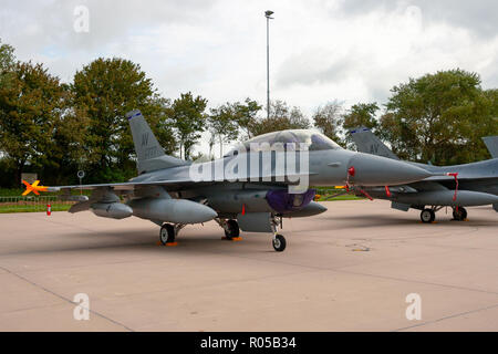 LEEUWARDEN, Pays-Bas - Septembre 17, 2011 : United States Air Force F-16 Fighter jet, basés à Aviano, sur le tarmac de la base aérienne de Leeuwarden. Banque D'Images