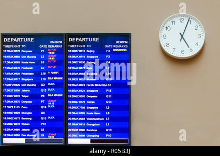 Commission d'information de l'aéroport, près de l'horloge avec des mains qui montre quatre des cinq minutes de vol, l'annexe. La Malaisie, Kuala Lumpur, KUALA 2. Banque D'Images