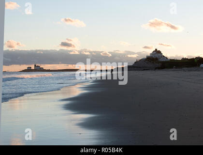 Coucher de soleil sur Misquamicut beach looking at Watch Hill lighthouse Banque D'Images