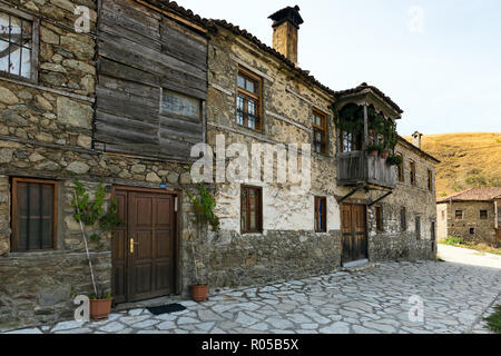 Les bâtiments en pierre de l'architecture traditionnelle le 24 septembre 2017 dans le village d'Agios Germanos à la zone de la Lacs de Prespes en Grèce Banque D'Images