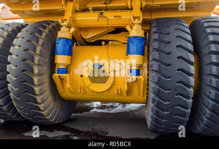 Le protecteur d'une grande roue en caoutchouc. Pneu en caoutchouc d'énormes camions-benne de carrière, les camions miniers de la benne. Le montage Banque D'Images