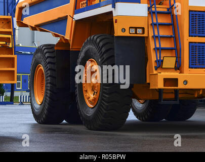 Le protecteur d'une grande roue en caoutchouc. Pneu en caoutchouc d'énormes camions-benne de carrière, les camions miniers de la benne. Le montage Banque D'Images