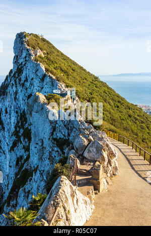 Route d'accès au sommet du rocher de Gibraltar, 426 mètres, surplombant la baie de Gibraltar, territoire britannique d'outre-mer Banque D'Images