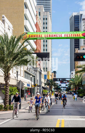 Miami Florida,Flagler Street,Bike Miami Days,événement communautaire,vélo,vélo,vélo,vélo,équitation,vélo,pilote,cyclistes,adultes femme femmes lad Banque D'Images