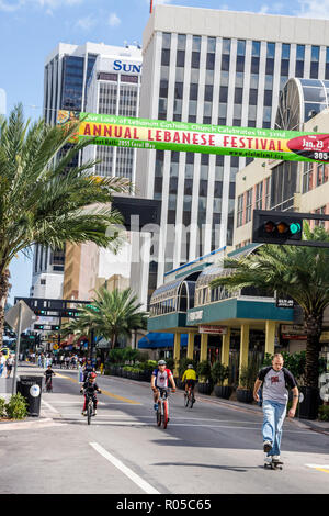 Miami Florida, Flagler Street, Bike Miami Days, centre-ville, urbain, événement communautaire, vélo, vélo, équitation, vélo, cycliste, cyclistes, hispanique latin Latino ethni Banque D'Images