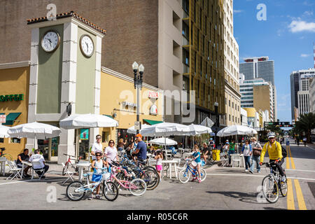 Miami Florida,Flagler Street,Bike Miami Days,événement communautaire,vélo,vélo,vélo,équitation,vélo,pilote,cyclistes,Hispanic Latin Latino ethnique immigré imm Banque D'Images