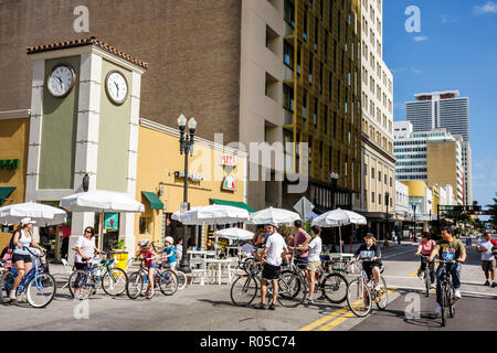 Miami Florida,Flagler Street,Bike Miami Days,événement communautaire,vélo,vélo,vélo,équitation,vélo,pilote,cyclistes,Hispanic Latin Latino ethnique immigré imm Banque D'Images