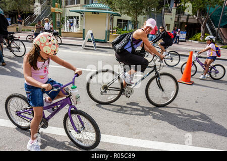 Miami Florida,Flagler Street,Bike Miami Days,événement communautaire,vélo,vélo,vélo,vélo,équitation,cyclisme,pilote,cyclistes,hispanique latino latino-latino-latino ethnigigran Banque D'Images