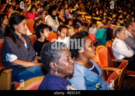 Miami Florida,Adrienne Arsht Centre,2009 diffusion simultanée d'inauguration présidentielle,Barack Obama,événement historique,célébration,public,Black Blacks A Banque D'Images
