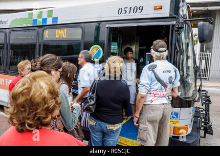 Miami Florida,Omni Station,Metrobus,bus,bus,car,passagers passagers rider riders,banlieue,navetteurs,attente,arrêt,transports en commun,adultes homme Banque D'Images