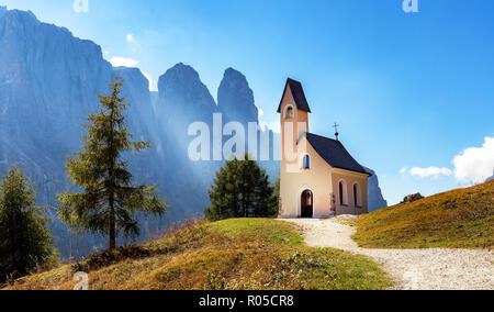 La chapelle San Maurizio sur l'Gardena Pass, un col entre le massif du Sella dans le sud et l'Cirspitzen dans le nord Banque D'Images