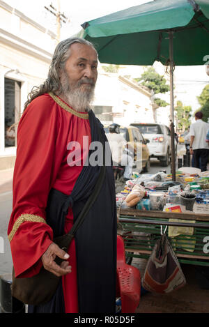 Colombien ancien homme habillé style médiéval la vente de produits de consommation à partir de son panier au centre-ville de Santa Marta, Colombie. Sep 2018 Banque D'Images