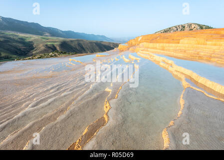 Le travertin terrasse au lever du soleil près de l'Orost, un des rares bassins de travertin pur qui sont gratuitement accessibles, Badab-e Iran, Surt Banque D'Images