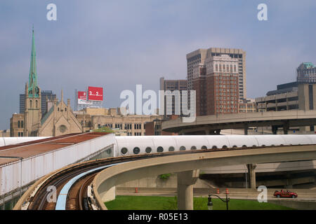 DETROIT, MICHIGAN, UNITED STATES - 22 mai 2018 : équitation le Detroit People Mover' 'en tramway du centre-ville de Detroit. Le monorail est un des nombreux moyens de transport public dans la ville Banque D'Images