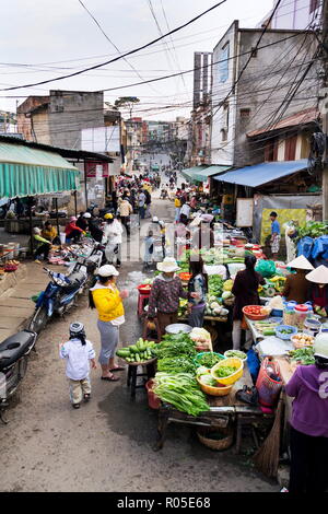 DALAT, VIETNAM - 10 février : les populations locales de vendre de la nourriture sur la rue du marché le 10 février 2012 à Dalat, au Vietnam. Banque D'Images