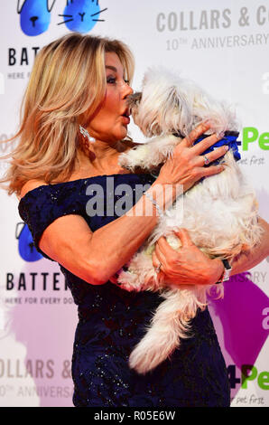 Ancien page 3 girl Jilly Johnson se fait embrasser par un chien alors qu'elle arrive pour la Battersea Dogs &AMP ; chats Colliers Accueil &AMP ; manteaux 2018 Bal de Gala au Battersea Evolution de Londres. Banque D'Images