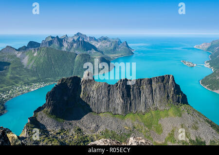 Vue sur l'île de Husöy Örnfjord, fjord, falaise, Fjordgard Keipan, village de montagne, vue de l'île, Grytetippen Senja, Troms, Norvège Banque D'Images