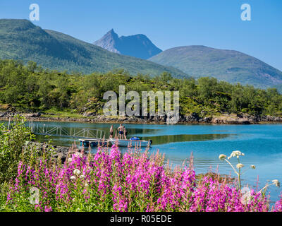Stønnesbotn Fjordbotn fjord, vue du camping de montagne, les touristes à la plage, bateau de pêche, Senja, Troms, Norvège Banque D'Images