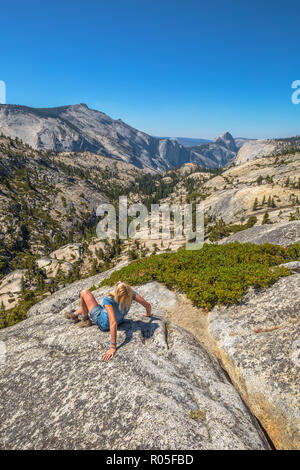 Randonnées détente femme s'asseyant à Olmsted populaires Point. Randonneur fatigué couché au repos et à l'extérieur prenant un souffle après une dure randonnée.Trekking au Yosemite National Park, California, United States Banque D'Images