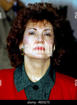 Washington DC., USA, le 24 décembre 1988. Président élu George H. W. Bush annonce Elizabeth Dole comme son candidat au poste de secrétaire du Travail. Debout sur le perron de la résidence du vice-président George HW Bush s'adresse aux journalistes avec son choix du travail secrétaire Elizabeth Dole à côté de lui.Washington DC., USA, le 24 décembre 1988. Président élu George H. W. Bush annonce Elizabeth Dole comme son candidat au poste de secrétaire du Travail. Debout sur le perron de la résidence du vice-président George HW Bush s'adresse aux journalistes avec son choix du travail secrétaire Elizabeth Dole à côté de lui. /MediaP Banque D'Images