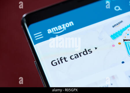 New York, USA - 1 novembre 2018 : les cartes-cadeaux Amazon sur l'écran du smartphone vue rapprochée Banque D'Images