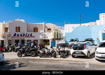 Santorin, GRÈCE - AOÛT 2018 : garé la voiture de location et les quadricycles sont d'un séjour près de bureau de location de voitures à Imerovigli ville. Banque D'Images