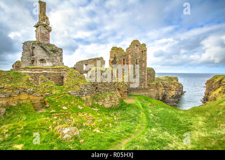 Forteresse de château écossais Sinclair Girnigoe, la ruine la plus spectaculaire dans le Nord de l'Écosse, dans les Highlands, près de Wick, sur la côte est du Caithness. Banque D'Images