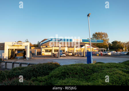 Carburant à la station essence à Dinnington Tesco, Rotherham autour de coucher du soleil Banque D'Images