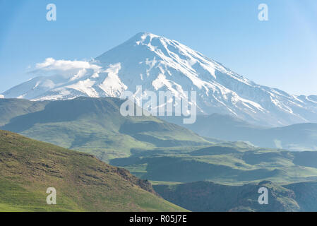 Le mont Damavand (5.610m) couvertes de neige , et potentiellement actif volcan, plus haut sommet de l'Iran et plus haut volcan de l'Asie. Banque D'Images