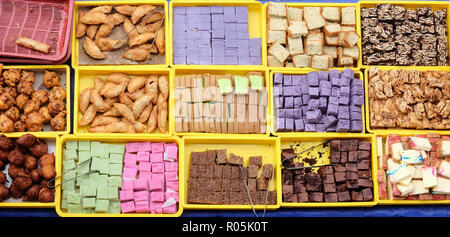 Variété de délicieux et colorés accueil plats malaisiens de gâteaux locaux ou 'kueh' vendu à street market stall à Kota Kinabalu Sabah de haut angle view. Banque D'Images