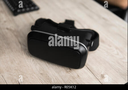 Lunettes de réalité virtuelle VR sur une table. Banque D'Images