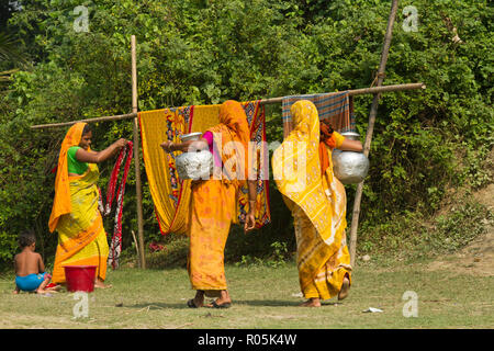 Les femmes assument pichet d'eau à Sahapur. Sonargaon, Bangladesh, Narayanganj. Banque D'Images