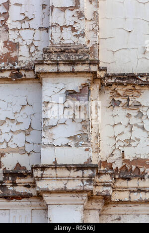 L'écaillage de la peinture de l'ancien bâtiment en ciment rendu région Gulgong, NSW Australie Banque D'Images