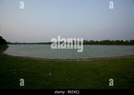 Ramsagar est un réservoir d'eau situé dans le village de Tejpur environ 8 km au sud de Dinajpur ville. Il est considéré comme le plus grand réservoir à l'homme Banque D'Images