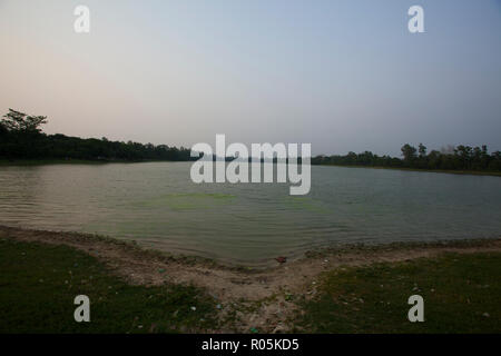 Ramsagar est un réservoir d'eau situé dans le village de Tejpur environ 8 km au sud de Dinajpur ville. Il est considéré comme le plus grand réservoir à l'homme Banque D'Images