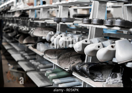 Le convoyeur sur une usine de chaussures et de chaussures à semelle. La production de masse de chaussures. Banque D'Images